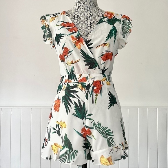 Pretty Little Thing White Tropical Print Cutout Tie Back Romper Size 2 - Picture 2 of 13